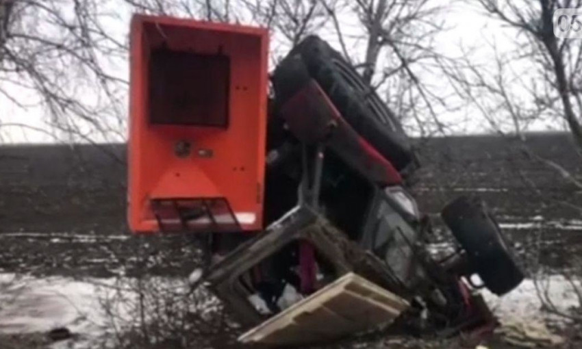 ДТП на Николаевщине: легковой автомобиль столкнулся с трактором
