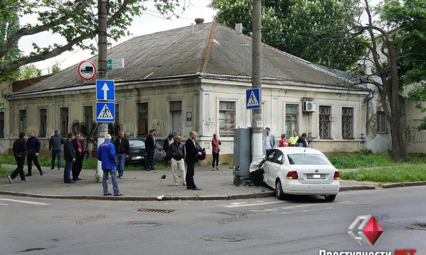 В Николаеве «Volkswagen» после столкновения с «Peugeot» врезался в столб