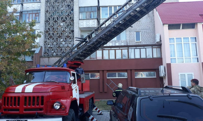 В Николаеве 6-летняя девочка вышла через окно балкона на крышу магазина, на помощь пришли спасатели