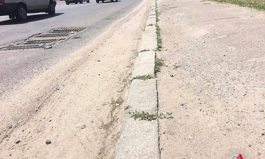 В Ингульском районе Николаева полгода не очищают дороги от песка и грязи