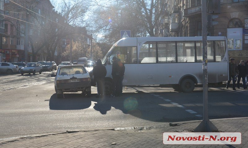 В центре Николаева столкнулись «Таврия» и маршрутка