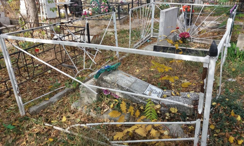 Вандалы на старом «Мишковском» кладбище надругались над могилами предков