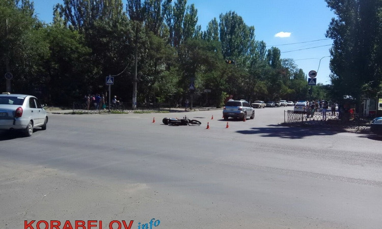 На Богоявленском автомобиль не заметил и зацепил мотоцикл