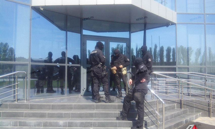 Подчиненные Луценко вместе с полицейским спецназом проводят выемку документов на «Ника-Тере»