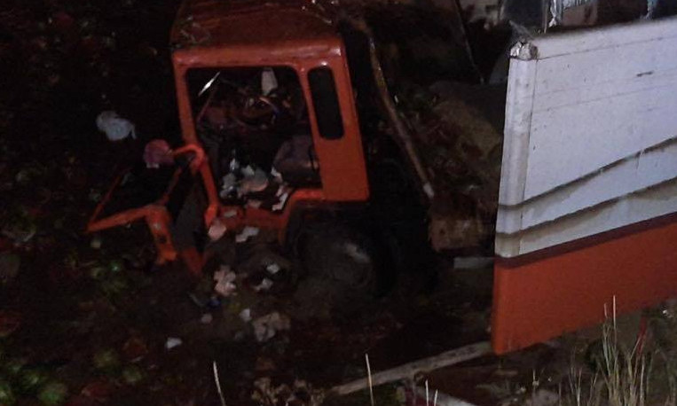 У грузовика, перевозившего арбузы на трассе Николаевского района, лопнуло колесо: есть пострадавшие