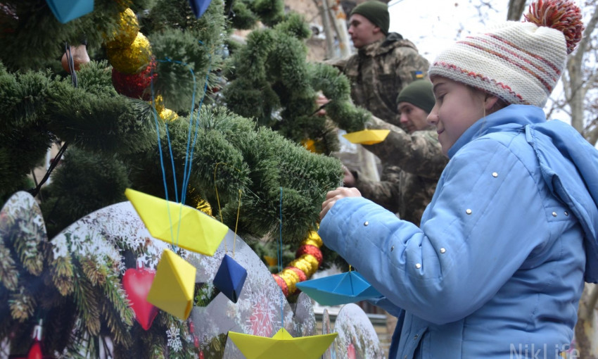 В поддержку украинских военнопленных николаевцы украсили елку желто-синими корабликами