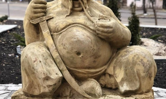 В сквере на знаменитых «Пяти углах» установили скульптуру казака Мамая