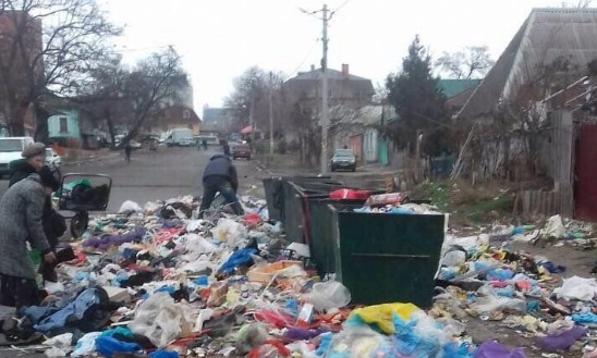 Николаевцы жалуются на огромные кучи мусора