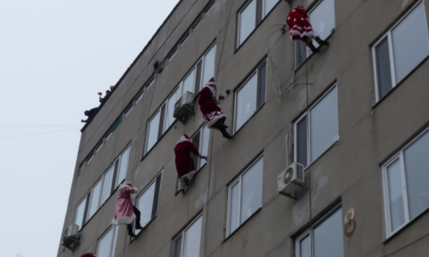 В Николаеве Деды Морозы-альпинисты поздравят пациентов детских больниц