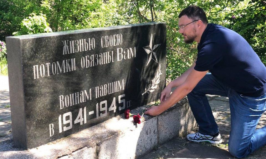 Депутаты Николаевского горсовета привели в порядок Мемориальный комплекс погибшим воинам