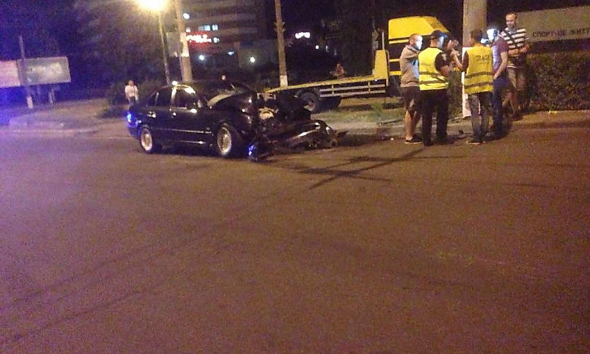 В Николаеве «BMW» на скорости врезался в столб