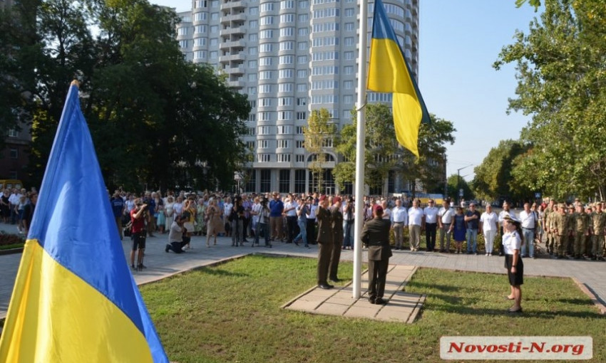 В Николаеве торжественно подняли государственный флаг Украины