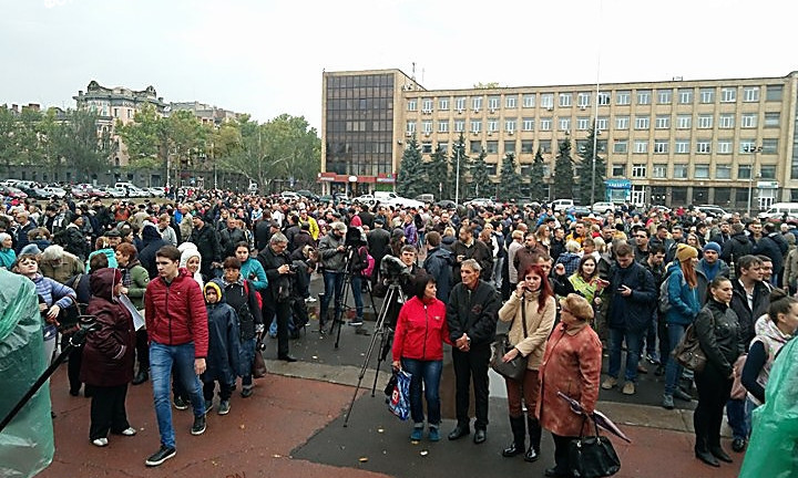 В Николаеве митинг, люди выступают в поддержку Сенкевича и собирают подписи за роспуск горсовета