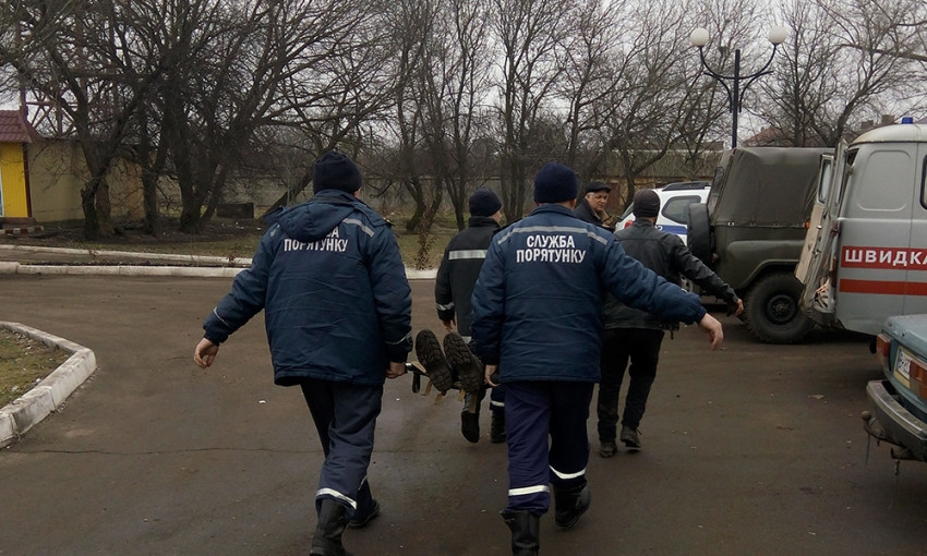 В Николаевской области мужчина упал в выгребную яму, спасатели помогли медикам доставить пострадавшего в больницу