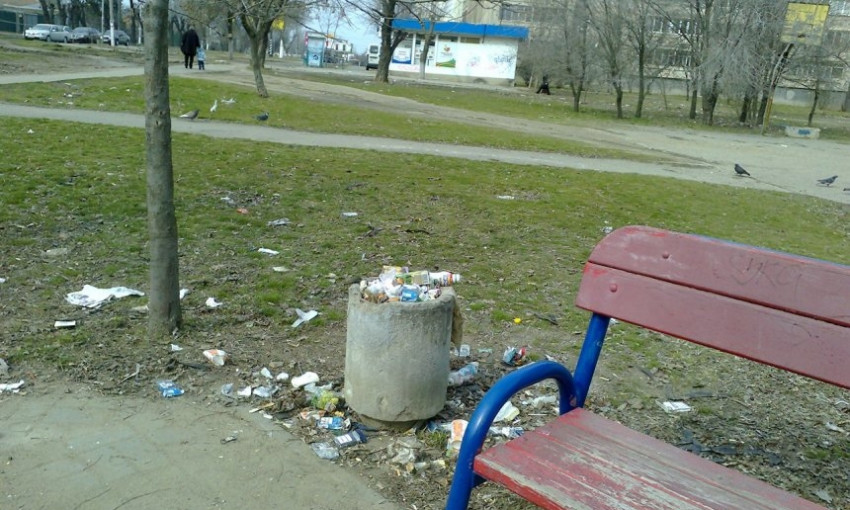 Стихийные мусорные свалки на детских площадках в Николаеве