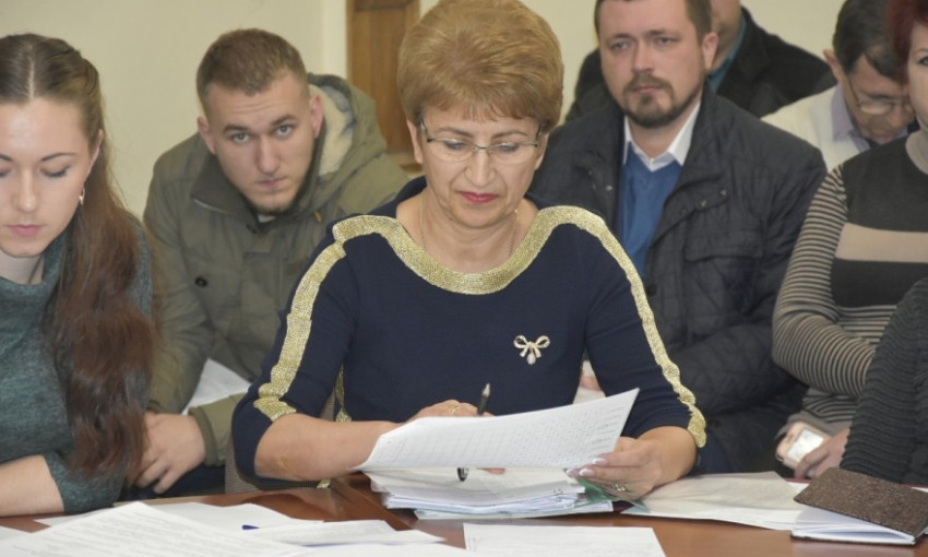 Депутат предъявила претензии руководителю управления образования Деркач