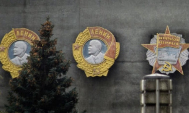 Что делать с Черноморским судостроительным заводом, украшенным советской символикой?