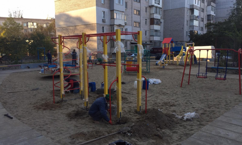 Начался ремонт детской площадки, расположенной на Центральном проспекте