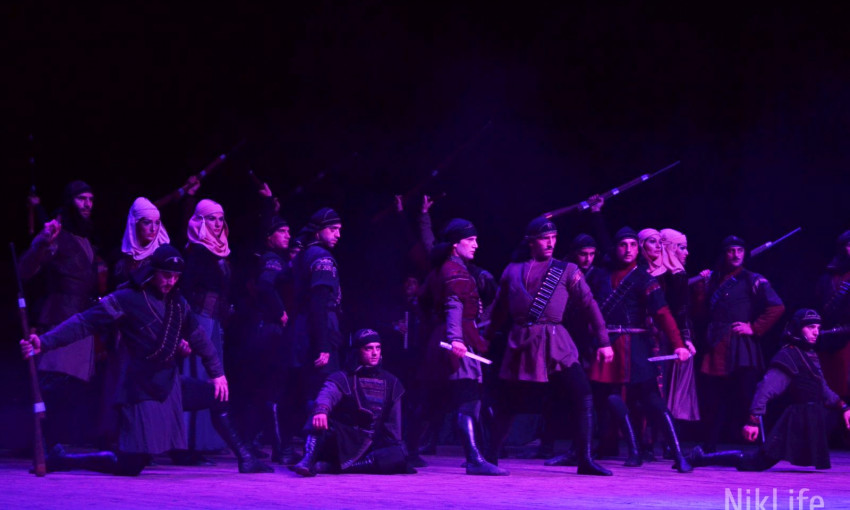 Танцоры знаменитого грузинского ансамбля воспарили над сценой ОДК