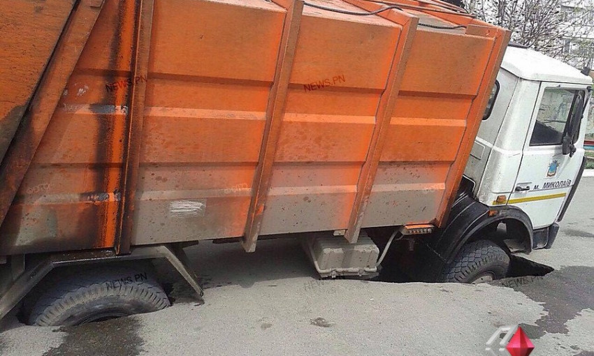 Аварийный коллектор, в который провалился николаевский мусоровоз, починят до конца мая