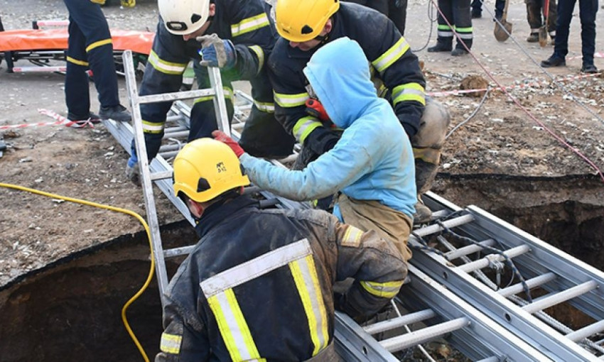 В Николаеве рабочих засыпало землей в шестиметровой траншеи: есть пострадавшие