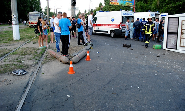 Во время столкновения с автомобиля перевернулась маршрутка, пострадали 4 человека