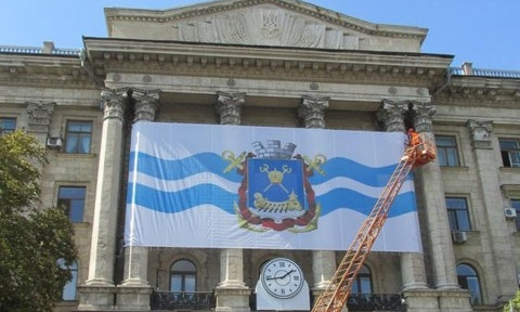 Сегодня на здании горсовета вывесили огромный флаг Николаева