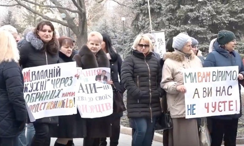 На Николаевщине жители Константиновки перекрывали дорогу на Киев: они требовали встречи с главой ОГА Александром Стадником