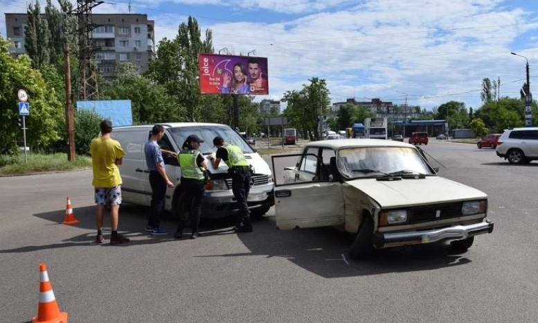 Возле николаевского автовокзала ДТП: водителя одного из авто забрала скорая 
