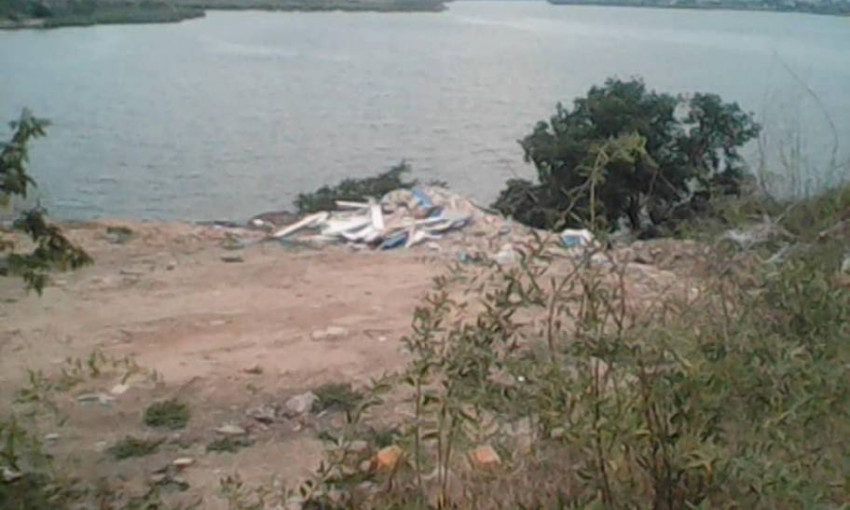 На склоне Ингула строительный мусор сбрасывают с грузовиков 