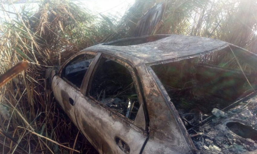 В микрорайоне Намыв возле реки сгорел автомобиль