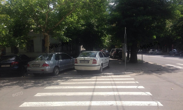 Рядом с областным управлением полиции автохамы паркуют машины прямо на пешеходных зонах