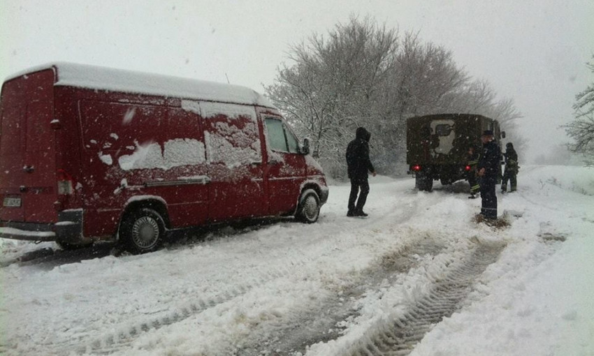 В Николаевской области спасатели оказывают помощь водителям, которые из-за непогоды сошли с дороги