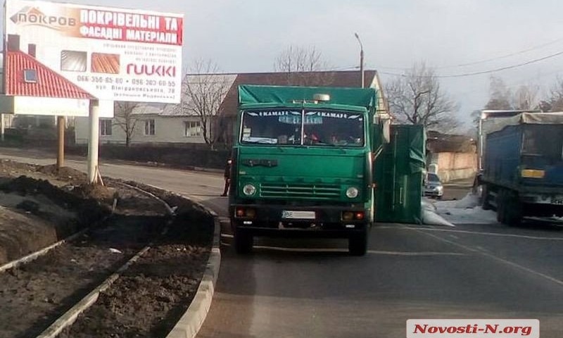 В Первомайске у фуры перевернулся прицеп - трасса «Николаев-Киев» заблокирована