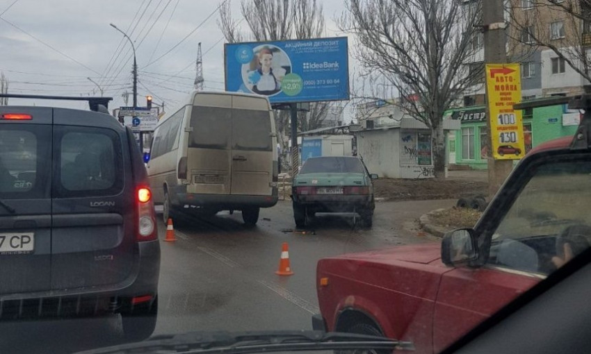 В Николаеве столкнулись микроавтобус и легковушка — на пр. Мира пробка