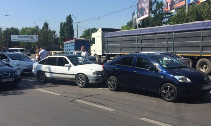 На Богоявленском проспекте произошла авария: автомобиль Opel врезался в Toyota