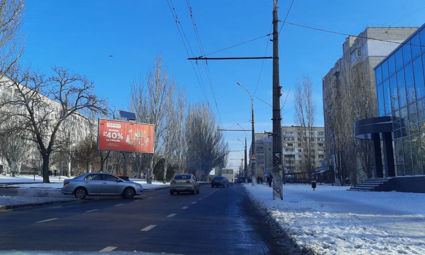 На Центральном проспекте в Николаеве убрали снег, но про тротуары забыли