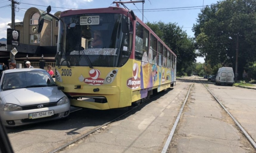 В Николаеве трамвай протаранил автомобиль «ВАЗ»