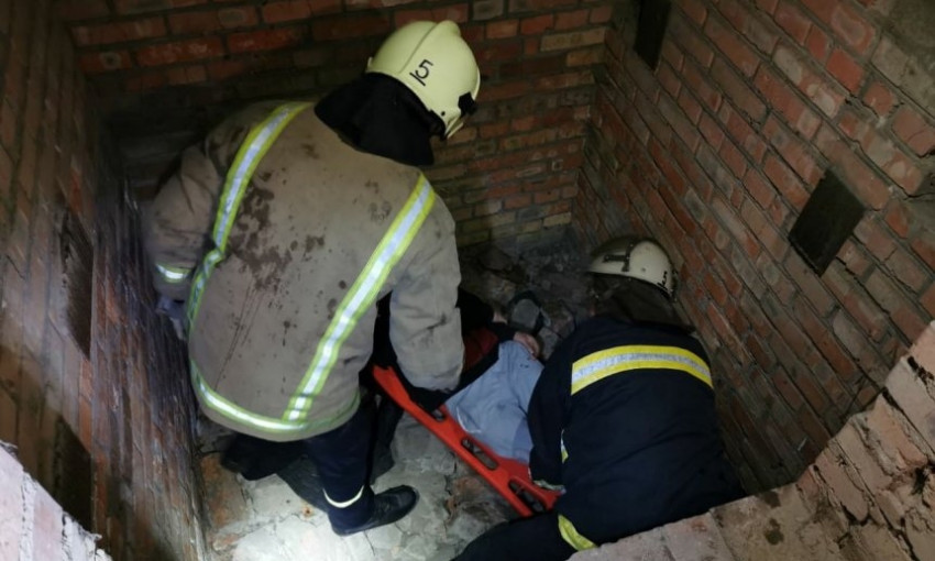 В Николаеве спасатели вытащили мужчину из ямы