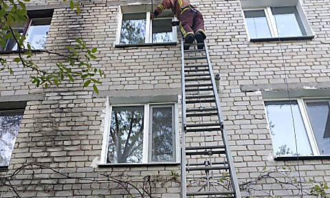 В Первомайске спасатели через окно попали в квартиру, в которой больной нуждался в медицинской помощи