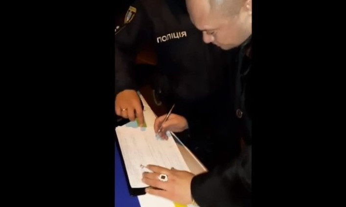 В Первомайске пьяный мужчина мочился на полицейский автомобиль