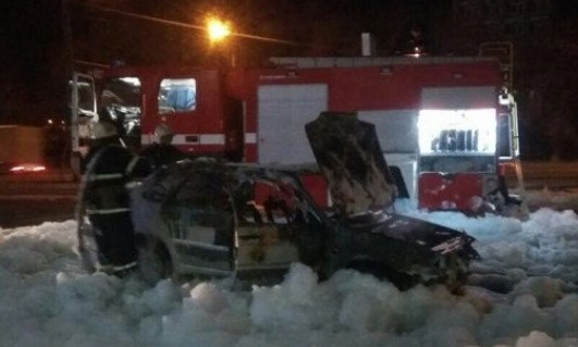 На парковке у одного из николаевских торговых центров сгорел автомобиль