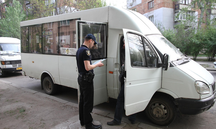 На николаевских «маршрутчиков» составили акты о нарушениях из-за плохого состояния автобусов и просроченных лекарств в аптечке
