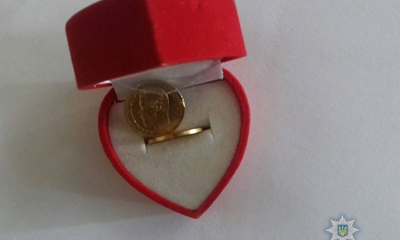 Женщина украла у своей подруги золотые украшения и царские монеты