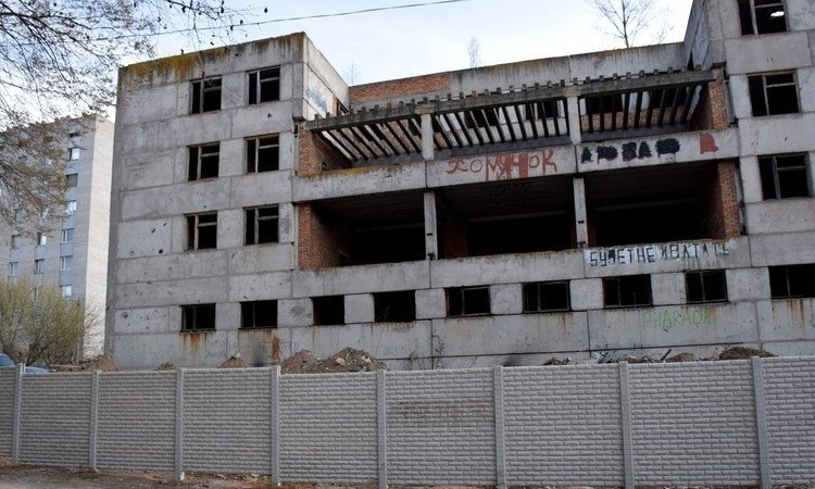 Опасный недострой в центре Николаева, где пытались сжечь Оксану Макар, ограждают забором