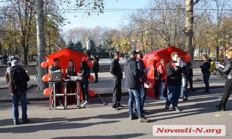 В Николаеве активисты Шария раздают землю в пакетиках — «пока бесплатная»