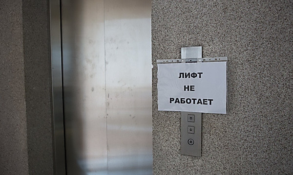 В Николаеве пенсионер умер на ступеньках по пути в свою квартиру – во всем винят неработающий лифт