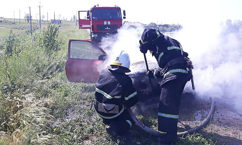 В Очаковском районе загорелся автомобиль, припаркованный на обочине дороги