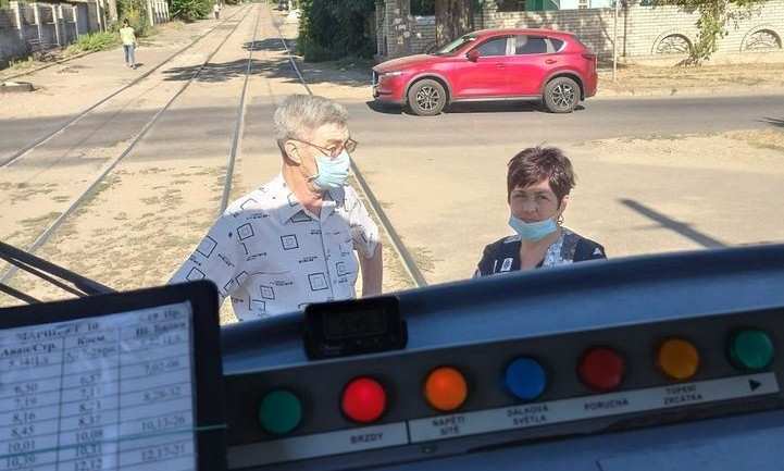У водителя диагностировали перелом – в Николаеве толпа штурмовала трамвай
