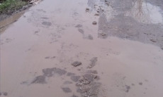 Николаевцы жалуются, что дорога в их переулке превратилась в грязь и лужи: «Дети «плывут» в школу»